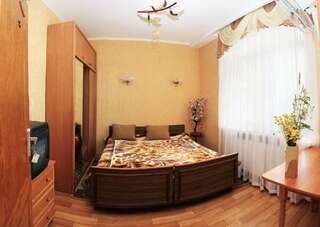 Гостевой дом Гостевой дом Грифон  Севастополь Двухместный номер с 1 кроватью или 2 отдельными кроватями и балконом-1